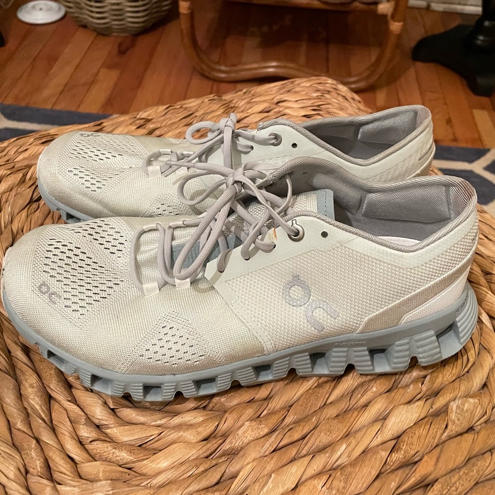 On Running Women's Light Gray Athletic Shoes